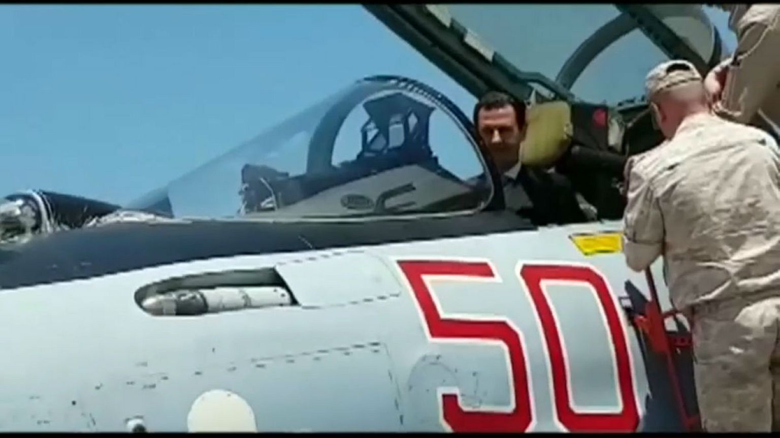 الأسد في قاعدة حميميم داخل المقاتلة سوخوي