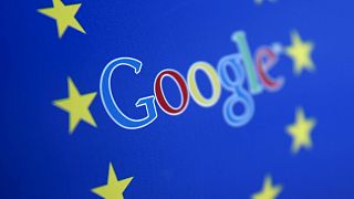 EE: Επωφελής για τους καταναλωτές η «καμπάνα» Κομισιόν στην Google