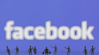 Facebook franchit la barre des 2 milliards d'utilisateurs et soigne son image