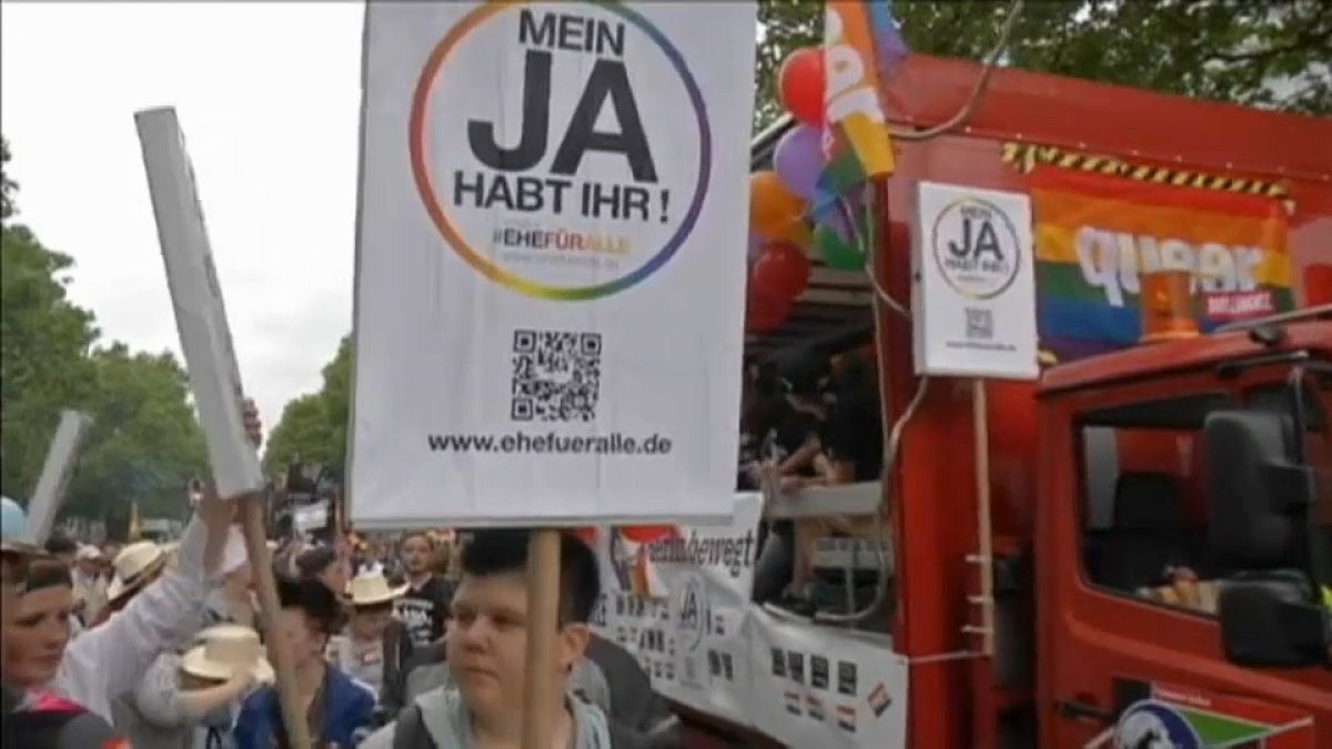 Меркель отступила от жесткой позиции по гей-бракам