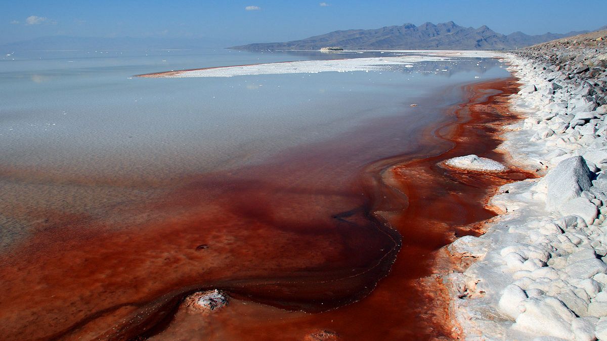 چرا دریاچه ارومیه سرخ شد؟