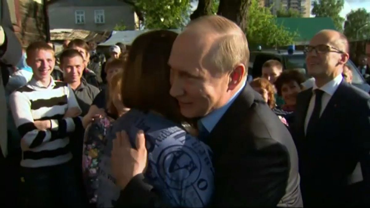 تمهيدا لحملته الانتخابية.. بوتين يزور عائلة فقيرة