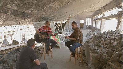 غناء وسط الركام.. موسيقي عراقي يعيد الحياة الى مدرسته المدمّرة في الموصل