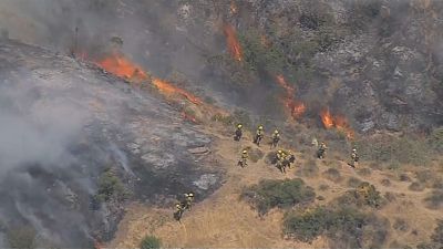 حرائق الغابات تهدد المنازل قرب لوس أنجلس