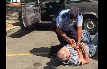 Anziano parcheggia male, poliziotto lo aggredisce