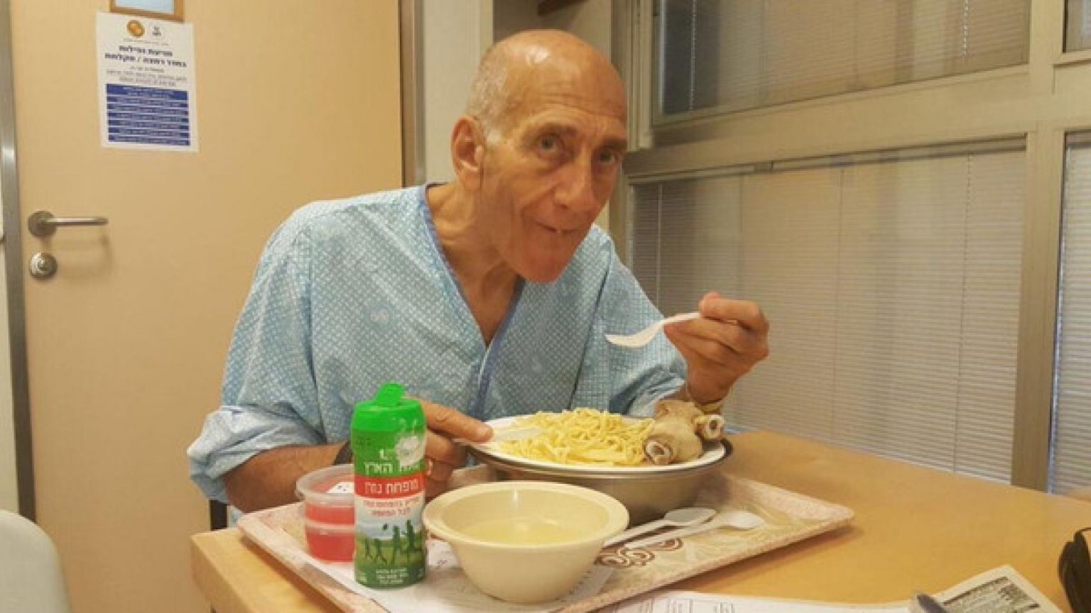 أولمرت يغادر السجن الأحد بعد تخفيف عقوبته
