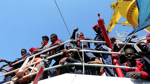 Migration: Italien droht mit Hafenverbot, Kommission fordert Solidarität Migration: Italien droht mit Hafenverbot, Kommission fordert Solidarität