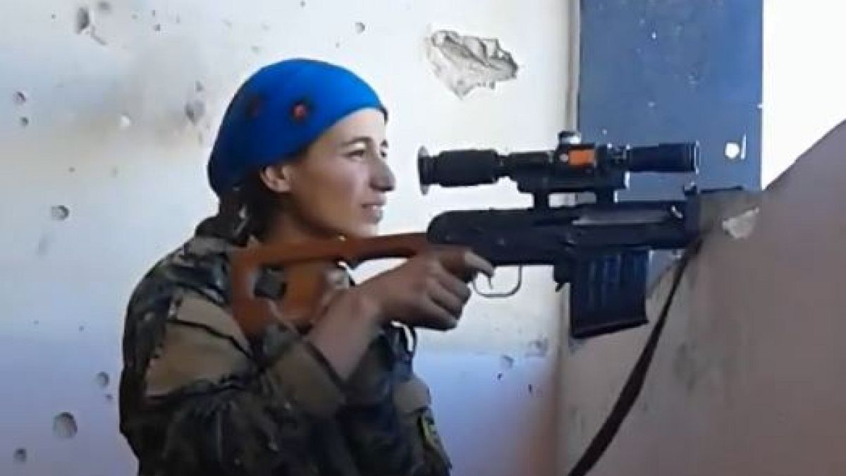 Internet-Hype: Kurdische Kämpferin von IS-Angriff unbeeindruckt