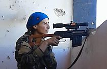 Proiettile quasi la uccide, combattente curda reagisce con un sorriso