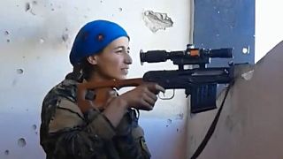 Proiettile quasi la uccide, combattente curda reagisce con un sorriso