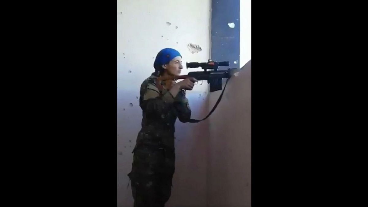 لبخند دختر کرد به شلیک داعش