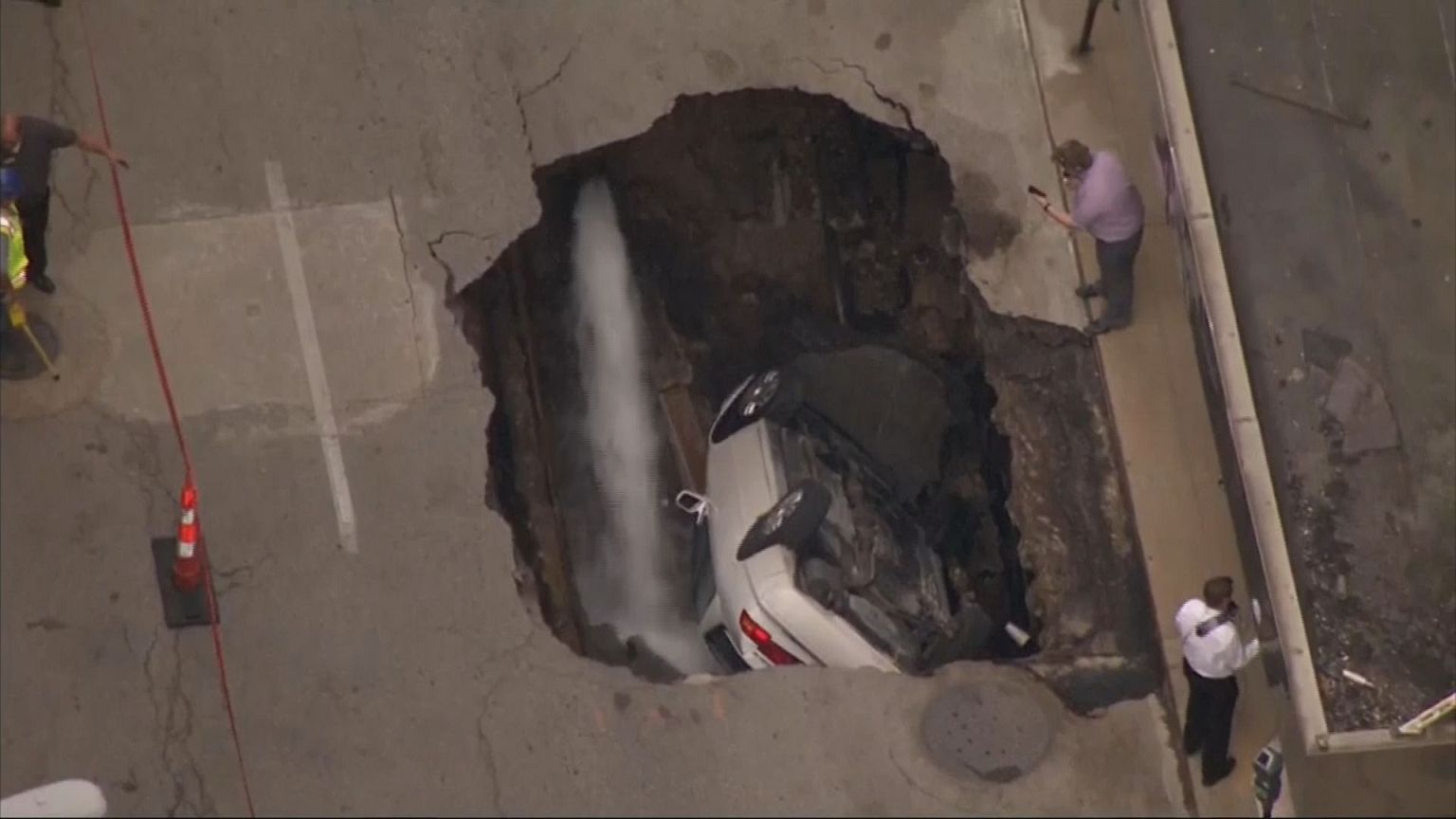 Carro "engolido" por buraco em St. Louis