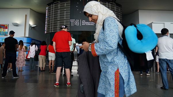 Trump'ın 6 Müslüman ülkeyi kapsayan seyahat yasağı başladı Trump'ın 6 Müslüman ülkeyi kapsayan seyahat yasağı başladı