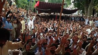 باكستان :آلاف الشيعة يحتجون بسبب التفجيرات التي خلفت 75 قتيلا