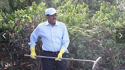 [Photos] Sleeves rolled, gloves on: Somali President joins clean up exercise