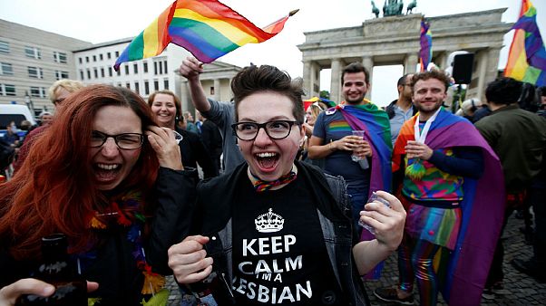 A német LGBT közösség ünnepli az új törvényt A német LGBT közösség ünnepli az új törvényt