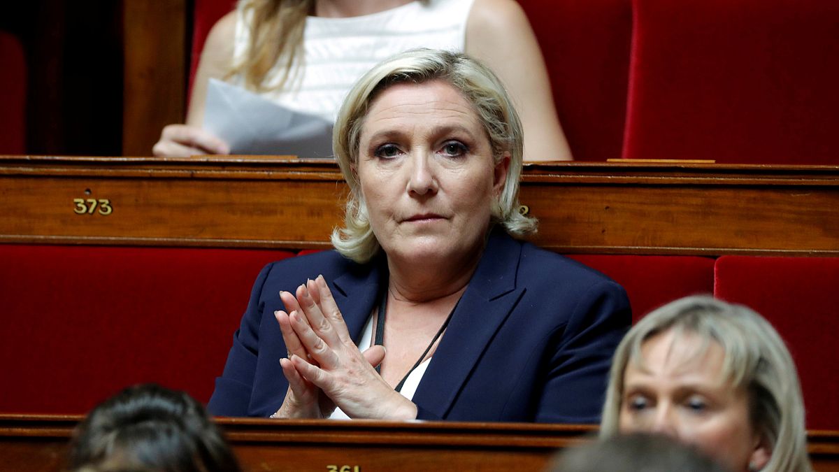 Marine Le Pen formalmente acusada de abuso de confiança