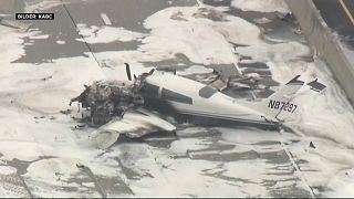 Avião cai em autoestrada perto de aeroporto na Califórnia