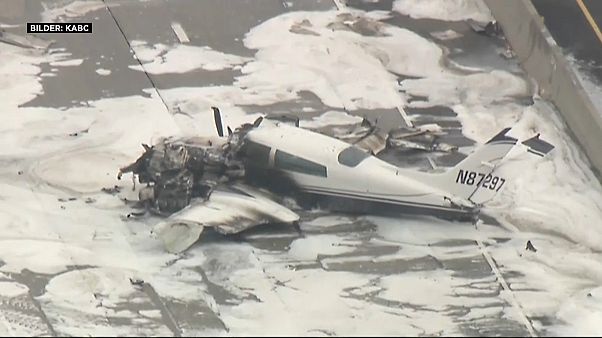 California: lo spettacolare schianto di un Cessna in autostrada California: lo spettacolare schianto di un Cessna in autostrada