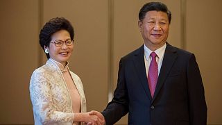 China celebra Hong Kong em clima de tensão