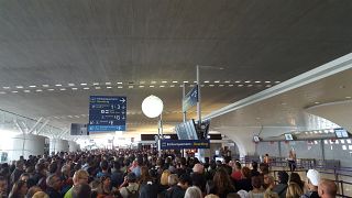 Terminal 2F do aeroporto de Paris-Charle de Gaulle evacuado