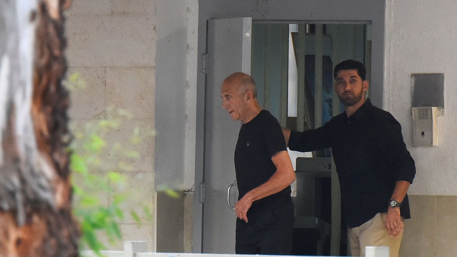 الإفراج عن رئيس الوزراء السابق إيهود أولمرت بشكل مبكر