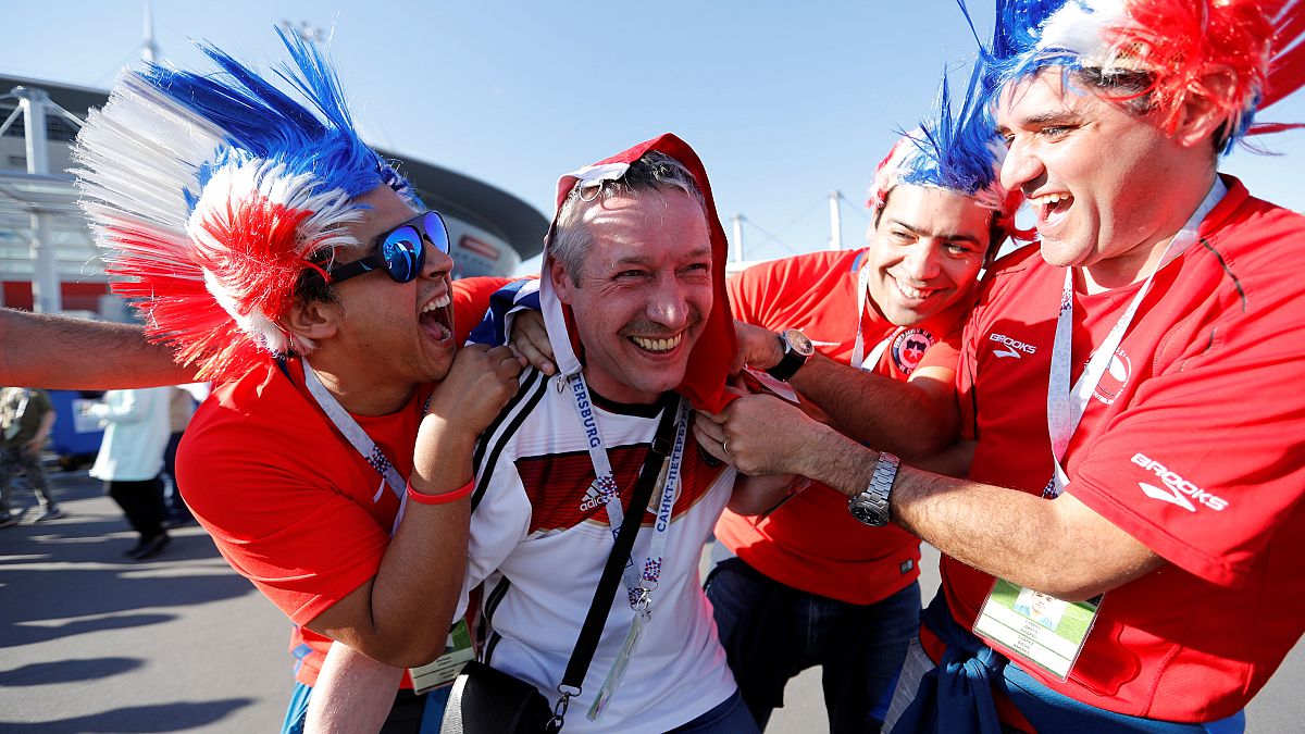 Más de 12 000 hinchas chilenos animan a su equipo en las calles de San Petersburgo