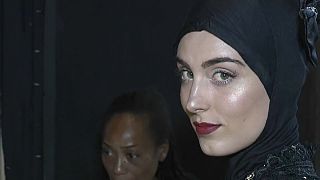 أزياء المرأة المسلمة تتألق في أسبوع الموضة في تورينو الإيطالية