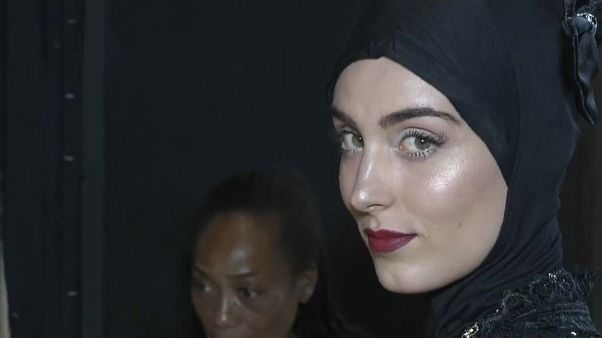 أزياء المرأة المسلمة تتألق في أسبوع الموضة في تورينو الإيطالية أزياء المرأة المسلمة تتألق في أسبوع الموضة في تورينو الإيطالية
