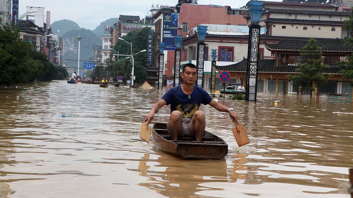 Φονικές πλημμύρες σαρώνουν τη νότια Κίνα