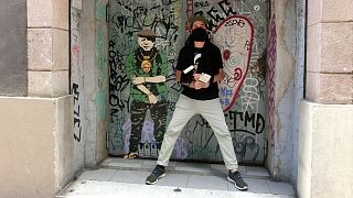 هنرمند خیابانی ایتالیایی؛ خالق بوسه‌های بحث برانگیز