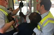 شاهد: حراس ألمان يسحبون بالقوة مواطنا إفريقيا خارج أحد القطارات