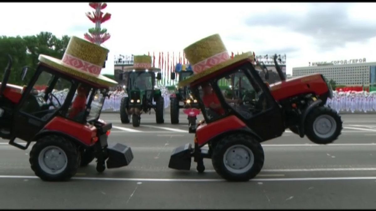 Tanzende Traktoren zum Nationalfeiertag in Minsk