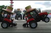 Tanzende Traktoren zum Nationalfeiertag in Minsk