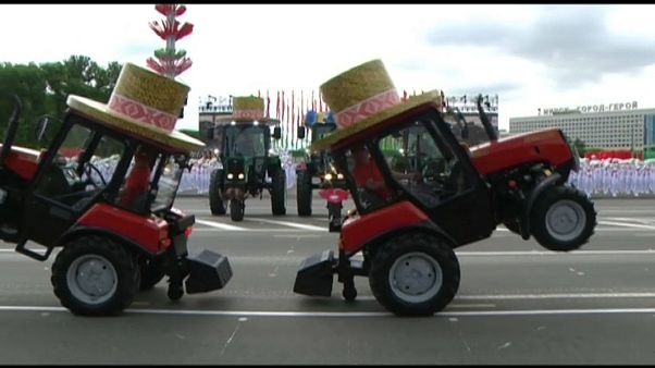 Tanzende Traktoren zum Nationalfeiertag in Minsk Tanzende Traktoren zum Nationalfeiertag in Minsk