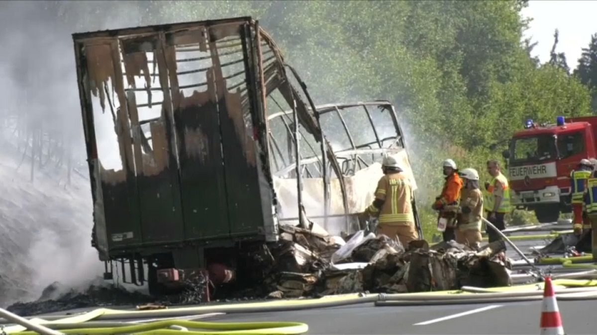 Busunglück mit 18 Toten: Ermittlungen zu Unfallursache