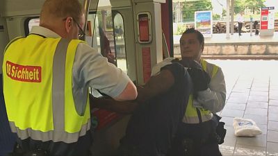 Deutschland: Schwarzfahrer wird rabiat aus Zug geholt