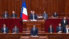 Макрон выступил с программной речью перед парламентариями