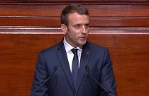 الرئيس الفرنسي يعلن عن رفع حالة الطوارئ في الخريف ويقترح اللجوء إلى الاستفتاء الشعبي