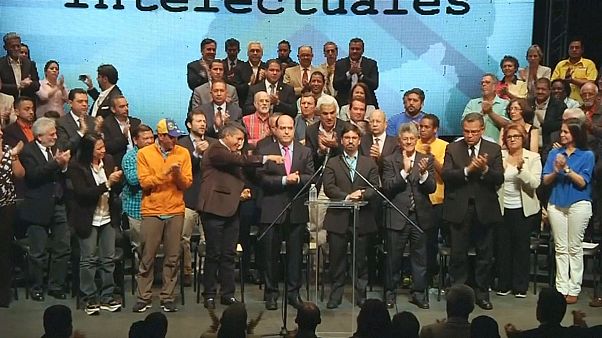Oposição quer referendo não-vinculante a reformas de Maduro Oposição quer referendo não-vinculante a reformas de Maduro
