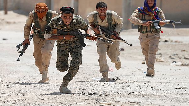 Las Fuerzas Sirias Democráticas abren varias brechas en el muro del casco antiguo de Al Raqa Las Fuerzas Sirias Democráticas abren varias brechas en el muro del casco antiguo de Al Raqa