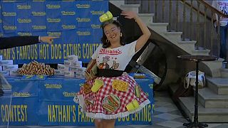 فيديو: محبي آكل النقانق يتنافسون في مسابقة "ناثان" السنوية بالولايات المتحدة