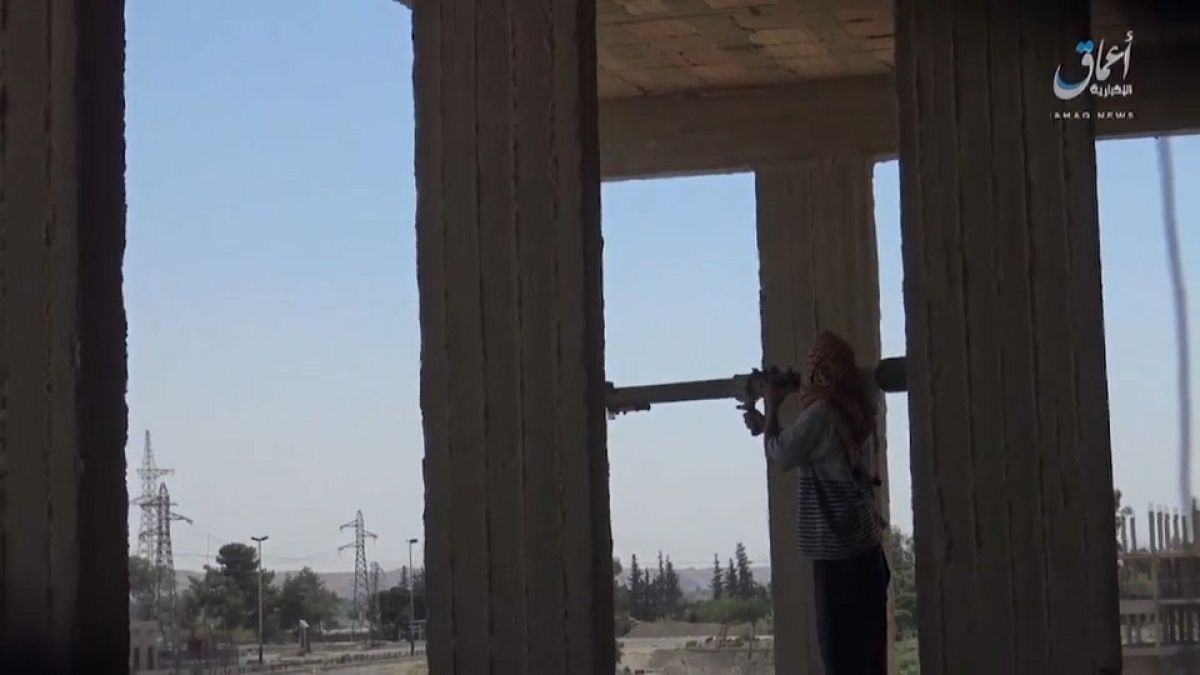 فيديو: مقاتلو داعش يستميتون في الدفاع عن معقلهم في الرقة