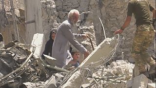 Мирные жители покидают развалины Мосула