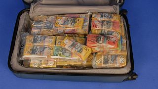 صاحب چمدان حاوی ۱.۶ میلیون دلار با پلیس استرالیا تماس بگیرد
