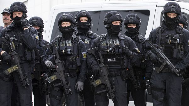 Amburgo blindata per il G20, schierati 20mila poliziotti Amburgo blindata per il G20, schierati 20mila poliziotti