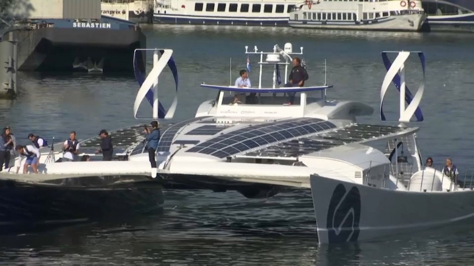 Escale à Paris du bateau écolo