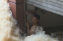 Наводнение в Китае: спасение утопающего