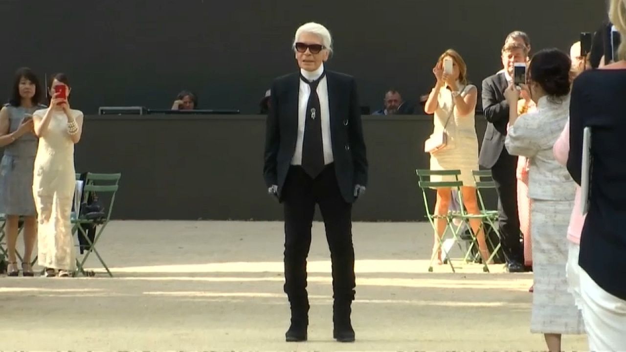 Moda: Lagerfeld premiato a Parigi e la scenografia sono le arcate posticce della Tour Eiffel Moda: Lagerfeld premiato a Parigi e la scenografia sono le arcate posticce della Tour Eiffel