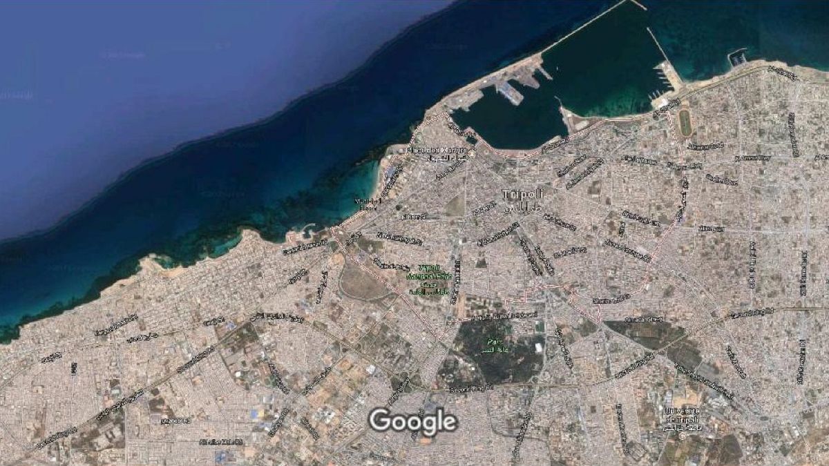مقتل خمسة مدنين على الأقل في سقوط قذيفة على شاطئ بطرابلس